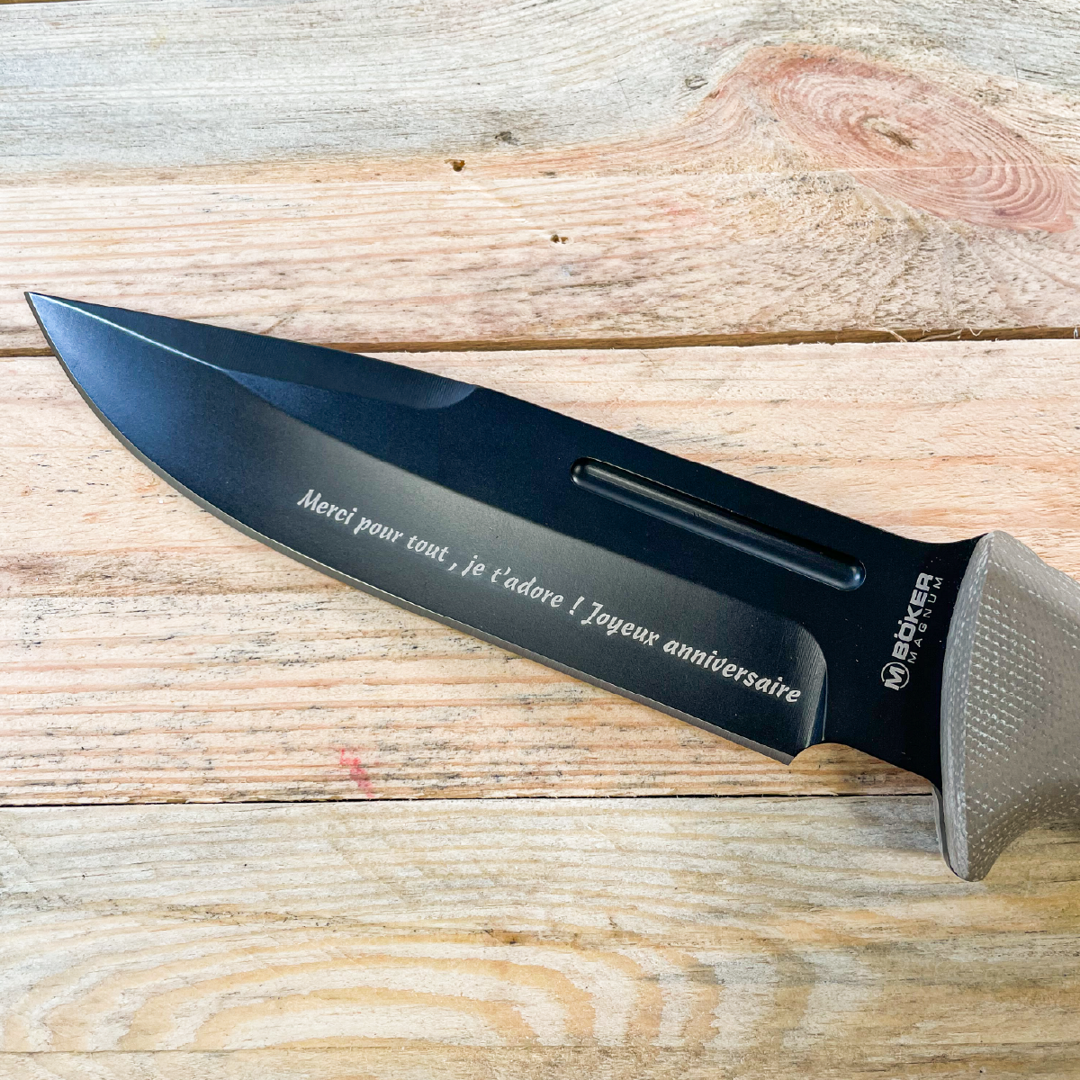 02SC012-2 Couteau Boker Magnum personnalisé, référence 02SC012